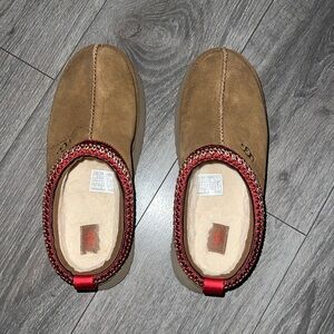 Size 9 Ugg tazman platform slippers